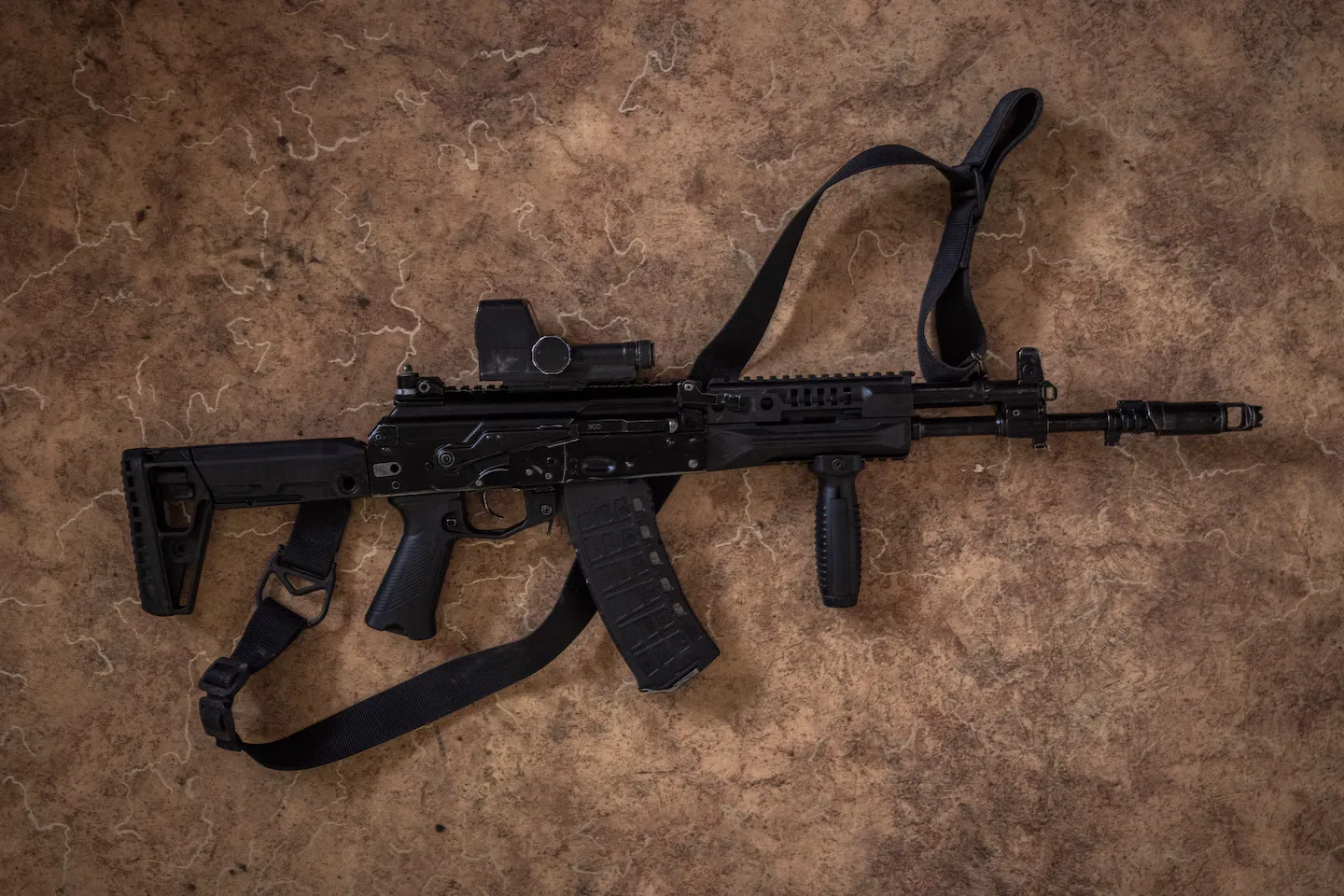 Російський автомат АК-12 знайшли у північнокорейського солдата в Курській області Росії.